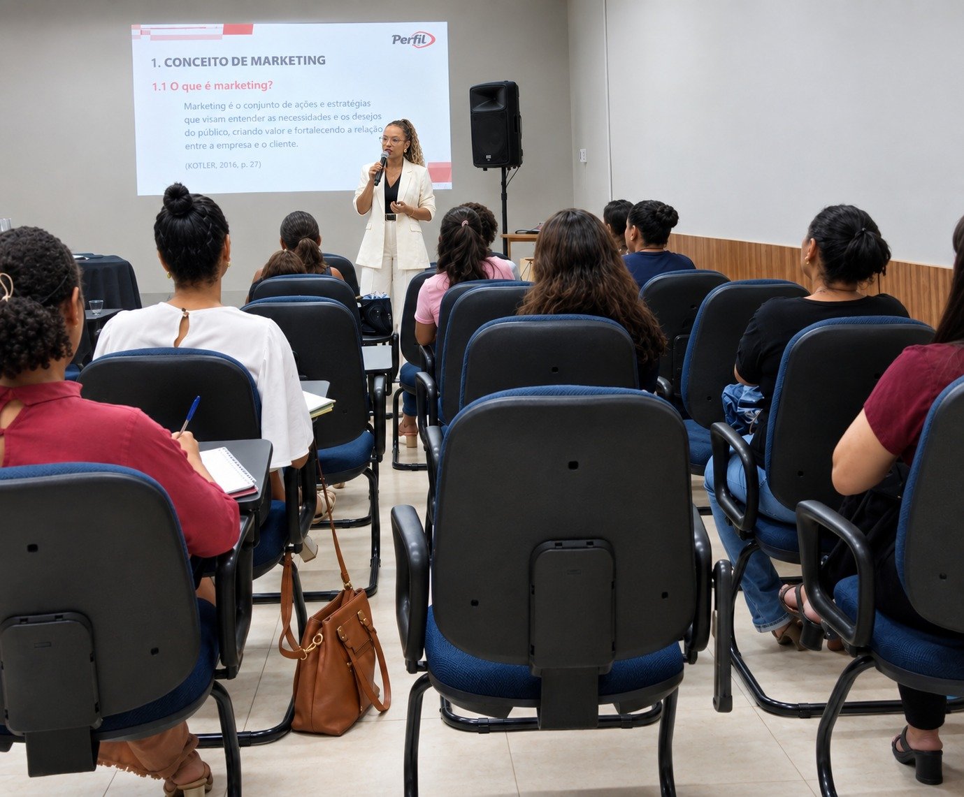 Ana Cristina ministrando curso para uma turma em sala de aula